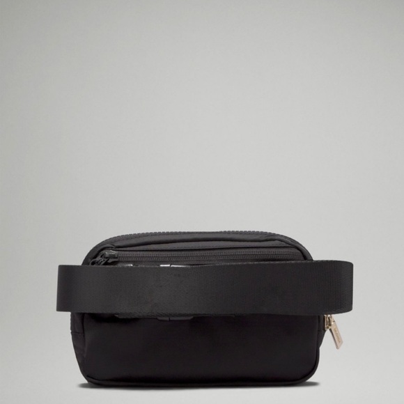 Lululemon Everywhere Belt Bag BLACK & GOLD - Picture 5 of 7